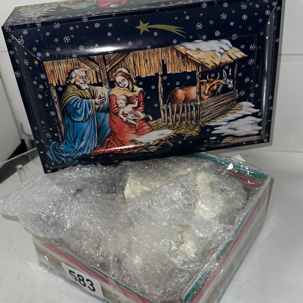 Vintage small bisque White Nativity Figurine Set - Picture 6 of 8